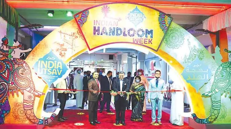 ലുലു ഹൈപ്പർ മാർക്കറ്റിൽ ഇന്ത്യ ഉത്സവ് ഫെസ്റ്റിവലിന് തുടക്കം ലുലു ഹൈപ്പർ മാർക്കറ്റിൽ ഇന്ത്യ ഉത്സവ് ഫെസ്റ്റിവലിന് തുടക്കം