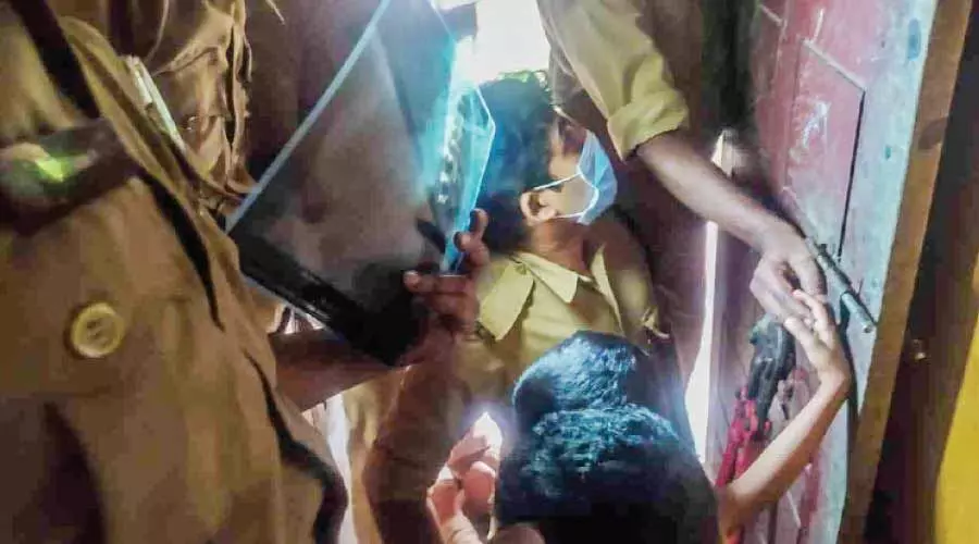 കൈവിരൽ ഓടാമ്പലിൽ കുരുങ്ങി; രക്ഷക്കെത്തി ഫയർഫോഴ്സ് കൈവിരൽ ഓടാമ്പലിൽ കുരുങ്ങി; രക്ഷക്കെത്തി ഫയർഫോഴ്സ്