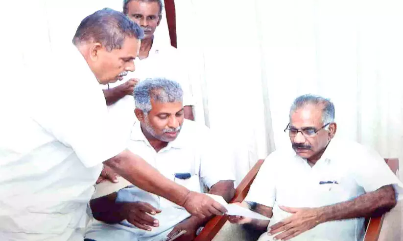 ദീർഘദൂര ബസിൽ കയറി ഇനി ധൈര്യമായി പറയാം ഒരു കുട്ടമശ്ശേരി: സുലൈമാൻ അമ്പലപ്പറമ്പിലിെൻറ പോരാട്ടം വിജയിച്ചു ദീർഘദൂര ബസിൽ കയറി ഇനി ധൈര്യമായി പറയാം ഒരു കുട്ടമശ്ശേരി: സുലൈമാൻ അമ്പലപ്പറമ്പിലിെൻറ പോരാട്ടം വിജയിച്ചു