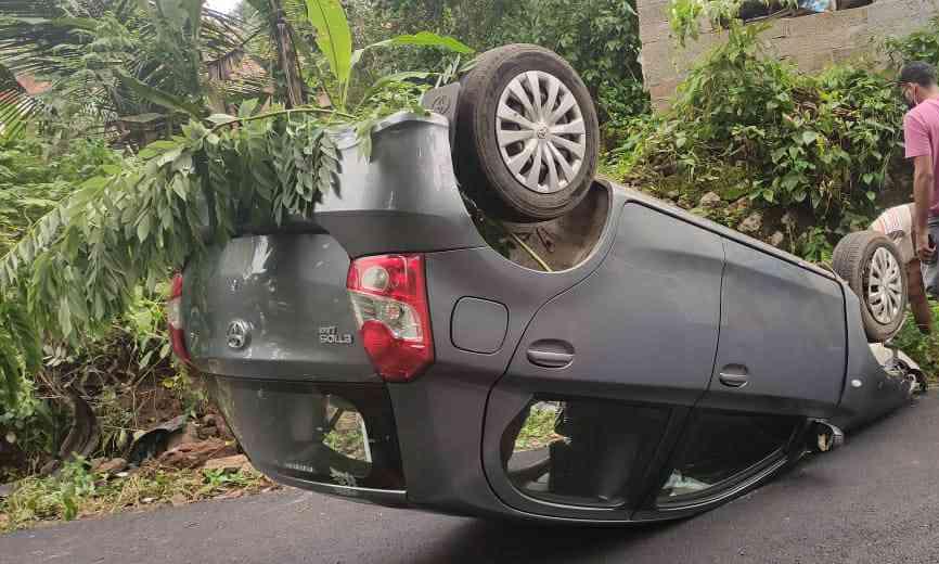 കാർ തലകീഴായി മറിഞ്ഞു; യാത്രികൻ അത്ഭുതകരമായി രക്ഷപെട്ടു കാർ തലകീഴായി മറിഞ്ഞു; യാത്രികൻ അത്ഭുതകരമായി രക്ഷപെട്ടു