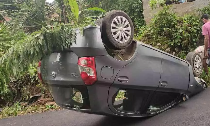 കാർ തലകീഴായി മറിഞ്ഞു; യാത്രികൻ അത്ഭുതകരമായി രക്ഷപെട്ടു