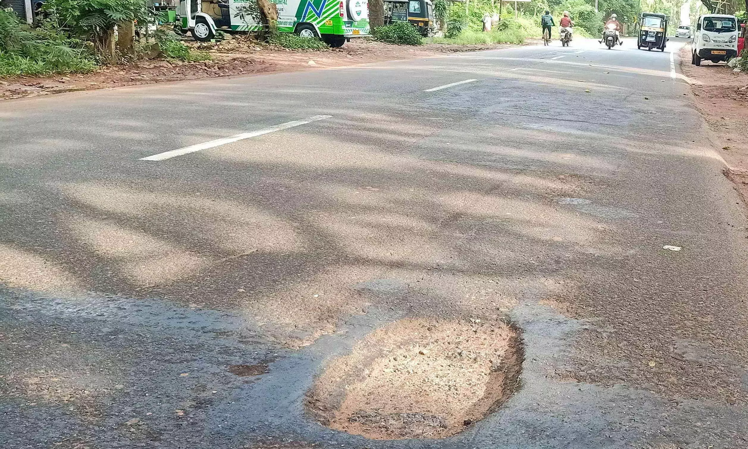 രണ്ട് മാസം മുമ്പ് ടാർ ചെയ്ത ദേശീയപാതയിൽ വീണ്ടും കുഴി രണ്ട് മാസം മുമ്പ് ടാർ ചെയ്ത ദേശീയപാതയിൽ വീണ്ടും കുഴി