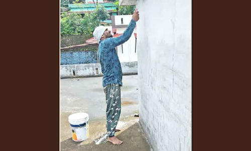 ഗൾഫ്​ യാത്ര വഴിമുട്ടി; അനീസ്​ ഇപ്പോൾ പെയിൻറ്​ പണിയിലാണ്​