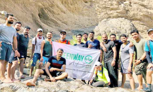 വാദി ഷൗക്കയിൽ മലയാളി സാഹസികരുടെ ശുചീകരണ യജ്​ഞം