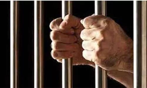 മരിച്ചയാളുടെ പേരിൽ മകനിൽനിന്ന്​ പണം തട്ടാൻ​ ശ്രമിച്ചയാൾക്ക്​ തടവ്​