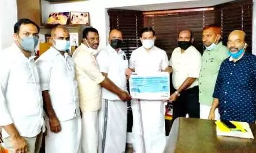 എ​റ​ണാ​കു​ളം ഗ്ലോ​ബ​ൽ കെ.​എം.​സി.​സി ചി​കി​ത്സ സ​ഹാ​യം കൈ​മാ​റി