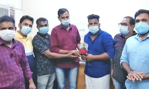 അ​ഫ്‌​സ​ലി​ന് ന​വോ​ദ​യ യാം​ബു ഏ​രി​യ ക​മ്മി​റ്റി യാ​ത്ര​യ​യ​പ്പ് ന​ൽ​കി