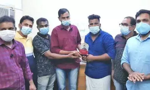 അ​ഫ്‌​സ​ലി​ന് ന​വോ​ദ​യ യാം​ബു ഏ​രി​യ ക​മ്മി​റ്റി യാ​ത്ര​യ​യ​പ്പ് ന​ൽ​കി