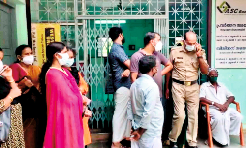 ആനക്കയം സഹകരണ ബാങ്കിൽ നിക്ഷേപകരുടെ പ്രതിഷേധം; സെ​ക്ര​ട്ട​റി​യെ ഉ​പ​രോ​ധി​ച്ചു