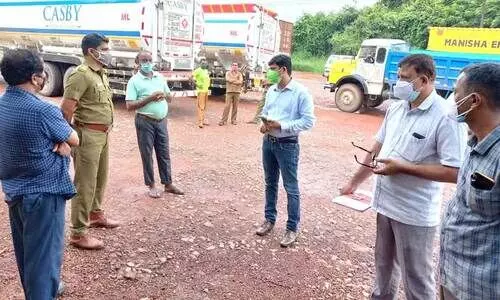 മ​ഞ്ചേ​ശ്വ​രം ചെ​ക്​​പോ​സ്​​റ്റിൽ കൈക്കൂലി വാങ്ങാൻ  അഞ്ചംഗ സംഘത്തെ നിയമിച്ച്​ തട്ടിപ്പ്