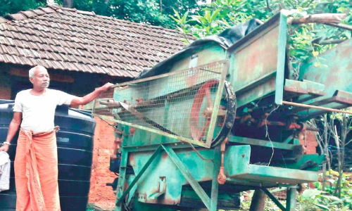 ഉപയോഗം നിലച്ച്​, തുരുമ്പെടുത്ത്​ കൊയ്ത്തു യന്ത്രങ്ങൾ