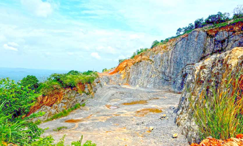 വാഴമലയിൽ വീണ്ടും ഖനനം തുടങ്ങി; പ്രദേശം ഉരുൾപൊട്ടൽ ഭീഷണിയിൽ