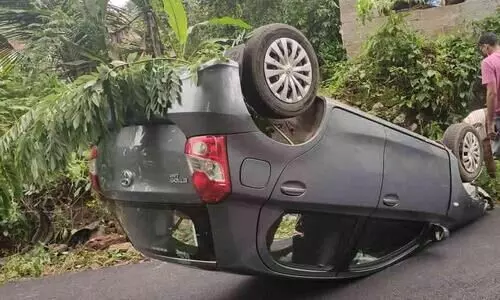 കാർ തലകീഴായി മറിഞ്ഞു; യാത്രികൻ അത്ഭുതകരമായി രക്ഷപെട്ടു