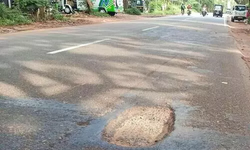 രണ്ട് മാസം മുമ്പ് ടാർ ചെയ്ത ദേശീയപാതയിൽ വീണ്ടും കുഴി രണ്ട് മാസം മുമ്പ് ടാർ ചെയ്ത ദേശീയപാതയിൽ വീണ്ടും കുഴി