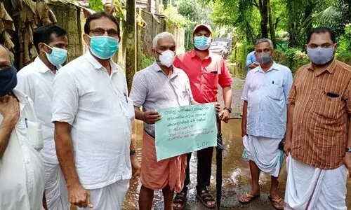 വാക്​സിൻ: ലീഗ്​ കൗൺസിലർ രാഷ്ട്രീയ പക്ഷപാതം കാണിച്ചെന്ന്​; വീട്ടുപടിക്കൽ ധർണയുമായി ഇടതു മുന്നണി