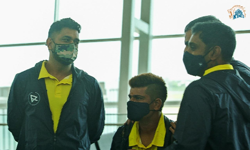 ഐ.പി.എൽ: ആവേശം വിതറി മുംബൈ, ചെന്നൈ ടീമുകൾ ദുബൈയിൽ എത്തി, വിഡിയോ കാണാം