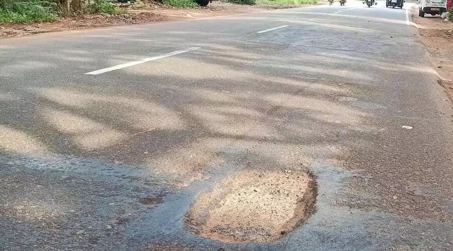 കുഴിയടച്ചത് രണ്ടു മാസം മുമ്പ്; ദേശീയപാത വീണ്ടും പൊളിഞ്ഞു കുഴിയടച്ചത് രണ്ടു മാസം മുമ്പ്; ദേശീയപാത വീണ്ടും പൊളിഞ്ഞു