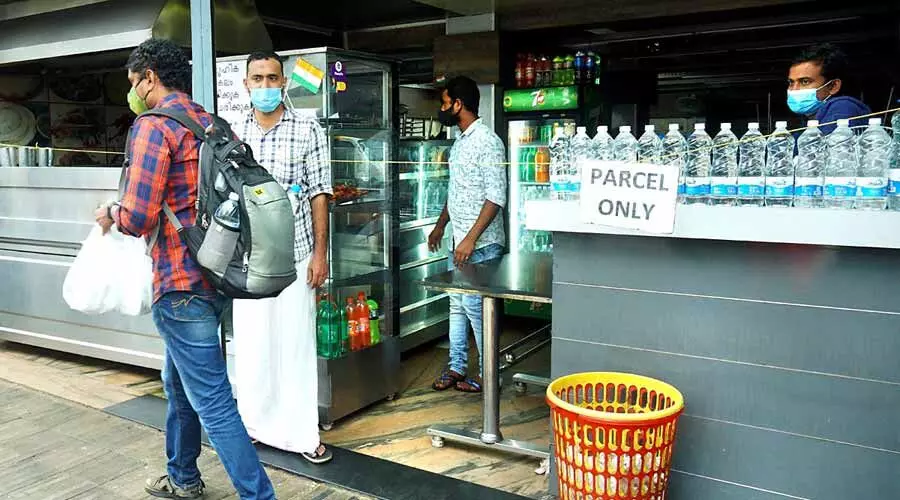 പാർസൽ മാത്രം; ഹോട്ടലുകൾ പ്രതിസന്ധിയുടെ പടുകുഴിയിൽ പാർസൽ മാത്രം; ഹോട്ടലുകൾ പ്രതിസന്ധിയുടെ പടുകുഴിയിൽ