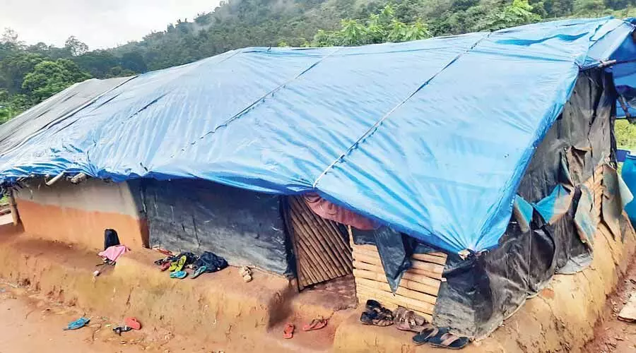 ഓൺലൈൻ പഠനകേന്ദ്രത്തിൽ സൗകര്യങ്ങളില്ല; ദു​രി​തം​പേ​റി ആ​ദി​വാ​സി വി​ദ്യാ​ർ​ഥി​ക​ളും അ​ധ്യാ​പ​ക​രും