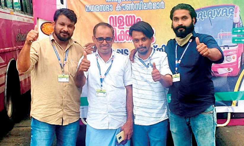 വൃക്ക രോഗികൾക്കായി കൗൺസിലർമാരുടെ സേവന ബസ് യാത്ര; സമാഹരിച്ചത് കാൽ ലക്ഷം രൂപ വൃക്ക രോഗികൾക്കായി കൗൺസിലർമാരുടെ സേവന ബസ് യാത്ര; സമാഹരിച്ചത് കാൽ ലക്ഷം രൂപ