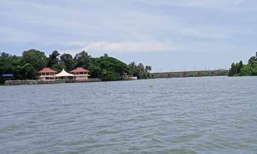 വെള്ളം എത്തിയില്ലെങ്കിൽ ഓണത്തിന് പട്ടിണി ഇരിക്കുമെന്ന് ദ്വീപ് നിവാസികൾ വെള്ളം എത്തിയില്ലെങ്കിൽ ഓണത്തിന് പട്ടിണി ഇരിക്കുമെന്ന് ദ്വീപ് നിവാസികൾ