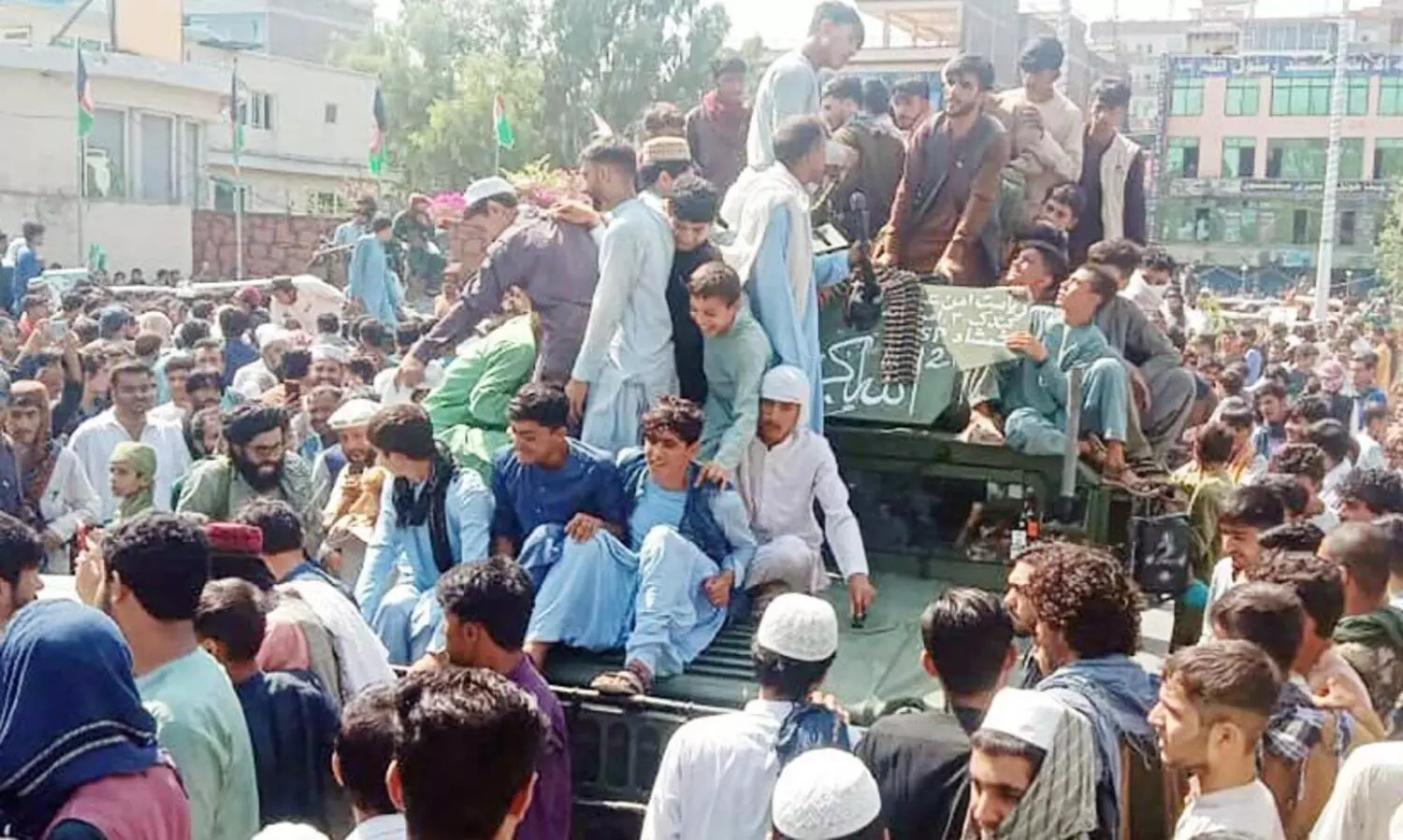 താലിബാൻ കാബൂളിൽ; അഫ്​ഗാൻ സർക്കാർ വീണു, താൽകാലിക ഭരണത്തിന് മൂന്നംഗ സമിതി