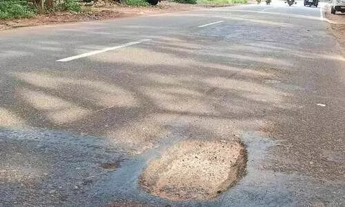 കുഴിയടച്ചത് രണ്ടു മാസം മുമ്പ്; ദേശീയപാത വീണ്ടും പൊളിഞ്ഞു കുഴിയടച്ചത് രണ്ടു മാസം മുമ്പ്; ദേശീയപാത വീണ്ടും പൊളിഞ്ഞു