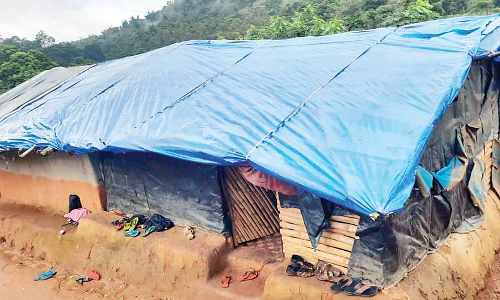 ഓൺലൈൻ പഠനകേന്ദ്രത്തിൽ സൗകര്യങ്ങളില്ല; ദു​രി​തം​പേ​റി ആ​ദി​വാ​സി വി​ദ്യാ​ർ​ഥി​ക​ളും അ​ധ്യാ​പ​ക​രും