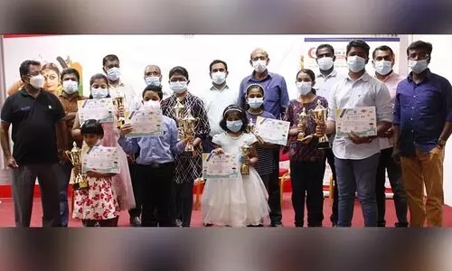 വ​ർ​ണം ചി​ത്ര​ര​ച​ന മ​ത്സ​ര വി​ജ​യി​ക​ൾ​ക്ക് സ​മ്മാ​നം ന​ൽ​കി