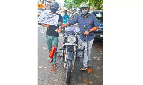 ഇന്ധന വില വില്ലനായി; രാജ്യം ചുറ്റാനിറങ്ങിയവർ പ്രതിഷേധ യാത്രയിൽ