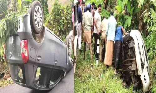 സുരക്ഷാ സംവിധാനങ്ങളും മുന്നറിയിപ്പ് ബോർഡുകളുമില്ല; അപകടമേഖലയായി തിരുവല്ല–പൊടിയാടി റോഡ്, ടയർ പഞ്ചറായി; കാർ തലകീഴായി മറിഞ്ഞു സുരക്ഷാ സംവിധാനങ്ങളും മുന്നറിയിപ്പ് ബോർഡുകളുമില്ല; അപകടമേഖലയായി തിരുവല്ല–പൊടിയാടി റോഡ്, ടയർ പഞ്ചറായി; കാർ തലകീഴായി മറിഞ്ഞു