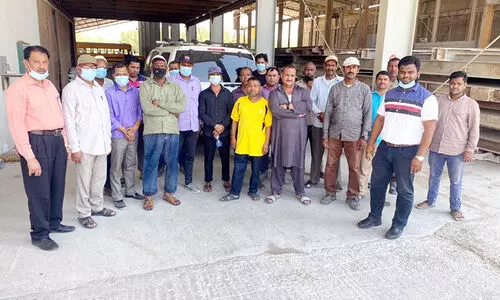 ജോലിയും ശമ്പളവുമില്ല: 32 തൊഴിലാളികൾക്ക് സാമൂഹിക പ്രവർത്തകർ തുണയായി