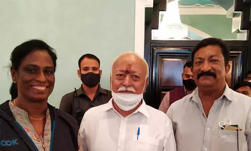 മോഹൻ ഭാഗവതി​നൊപ്പം പി.ടി ഉഷ; സോഷ്യൽമീഡിയയിൽ പൊങ്കാല