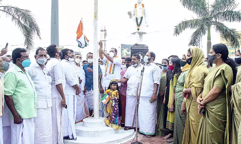 സ്വാതന്ത്ര്യദിനാഘോഷം: മൂവാറ്റുപുഴയിൽ പൊലീസ് വിട്ടുനിന്നത് വിവാദമായി സ്വാതന്ത്ര്യദിനാഘോഷം: മൂവാറ്റുപുഴയിൽ പൊലീസ് വിട്ടുനിന്നത് വിവാദമായി