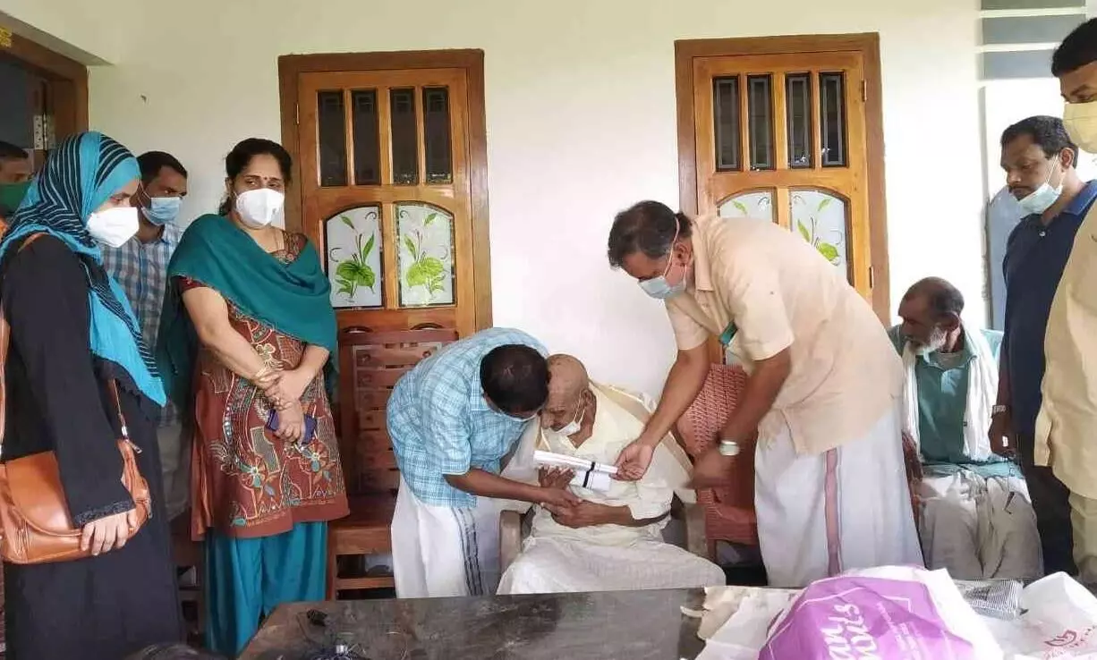 110 ആണ്ടിന്റെ ഒാർമകളുമായി കുഞ്ഞിമൊയ്തീൻ; ആദരിച്ച് അധ്യാപകരും രക്ഷിതാക്കളും 110 ആണ്ടിന്റെ ഒാർമകളുമായി കുഞ്ഞിമൊയ്തീൻ; ആദരിച്ച് അധ്യാപകരും രക്ഷിതാക്കളും