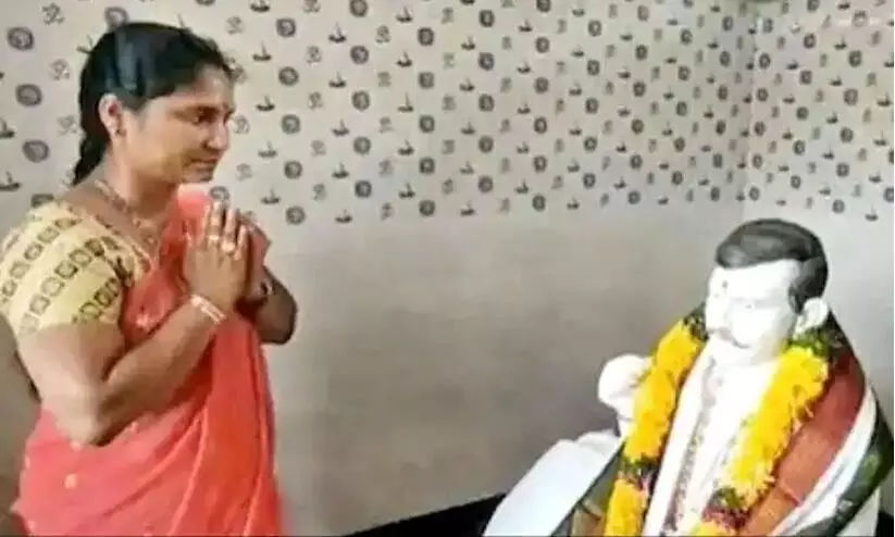 നാല് വർഷം മുമ്പ് മരിച്ച ഭർത്താവിന്റെ ഓർമ്മക്കായ് ക്ഷേത്രം പണിത് വീട്ടമ്മ നാല് വർഷം മുമ്പ് മരിച്ച ഭർത്താവിന്റെ ഓർമ്മക്കായ് ക്ഷേത്രം പണിത് വീട്ടമ്മ