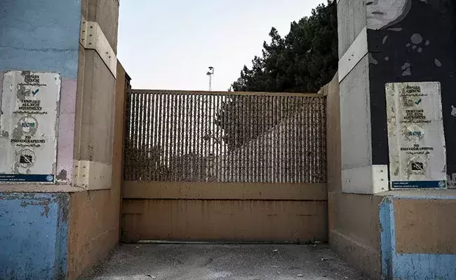 കാബൂളിലെ യു.എസ് എംബസിയിൽ നിന്ന് യു.എസ് പതാക താഴ്ത്തി കാബൂളിലെ യു.എസ് എംബസിയിൽ നിന്ന് യു.എസ് പതാക താഴ്ത്തി