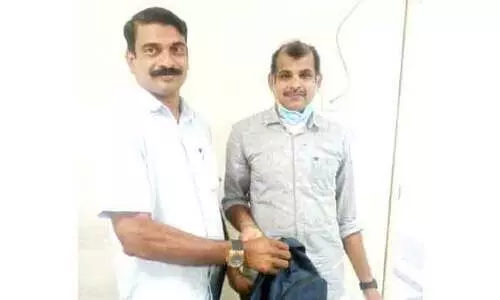 ക​ള്ള​ക്കേ​സി​ൽ കു​ടു​ങ്ങി​യ മൊ​യ്തീ​ൻ കോ​യ മൂ​ന്നു​വ​ർ​ഷ​ത്തെ നി​യ​മ​പോ​രാ​ട്ട​ത്തി​നു ശേ​ഷം നാ​ട​ണ​ഞ്ഞു