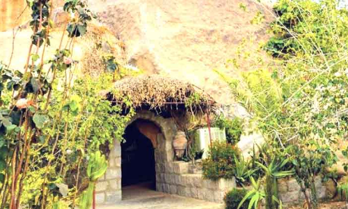 സ​ന്ദ​ർ​ശ​ക​രെ ആ​ക​ർ​ഷി​ച്ച് അ​ൽ​ബാ​ഹ​യി​ലെ ശ​ദ പ​ർ​വ​ത നി​ര​ക​ൾ