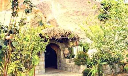 സ​ന്ദ​ർ​ശ​ക​രെ ആ​ക​ർ​ഷി​ച്ച് അ​ൽ​ബാ​ഹ​യി​ലെ ശ​ദ പ​ർ​വ​ത നി​ര​ക​ൾ