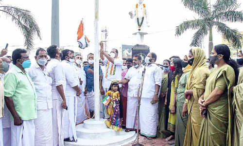 സ്വാ​ത​ന്ത്ര്യ​ദി​നാ​ഘോ​ഷം: മൂവാറ്റുപുഴയിൽ പൊലീസ് വിട്ടുനിന്നത്​ വിവാദമായി