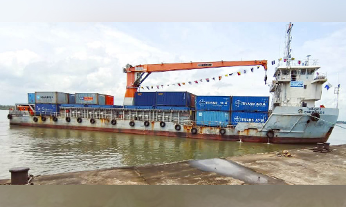 ബർമയിൽനിന്നുള്ള കണ്ടെയി​നറുകളുമായി ചരക്കുകപ്പലെത്തി