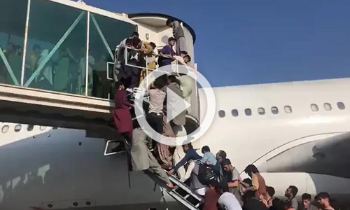 കാബൂൾ വിമാനത്താവളത്തിൽ വൻ ജനക്കൂട്ടം​, വിമാനത്തിൽ കയറാൻ തിരക്ക്