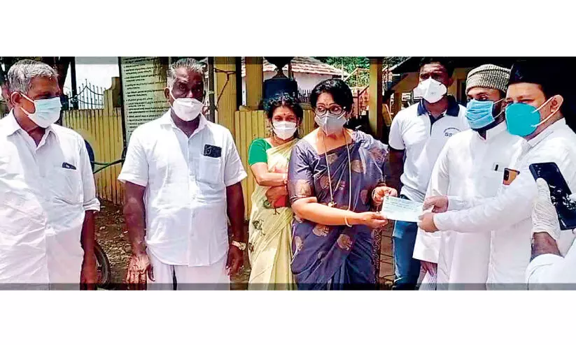 വിചിത്രയുടെ കരൾമാറ്റ ശസ്ത്രക്രിയക്ക് മസ്ജിദ് കമ്മിറ്റി വക 1.38 ലക്ഷം വിചിത്രയുടെ കരൾമാറ്റ ശസ്ത്രക്രിയക്ക് മസ്ജിദ് കമ്മിറ്റി വക 1.38 ലക്ഷം