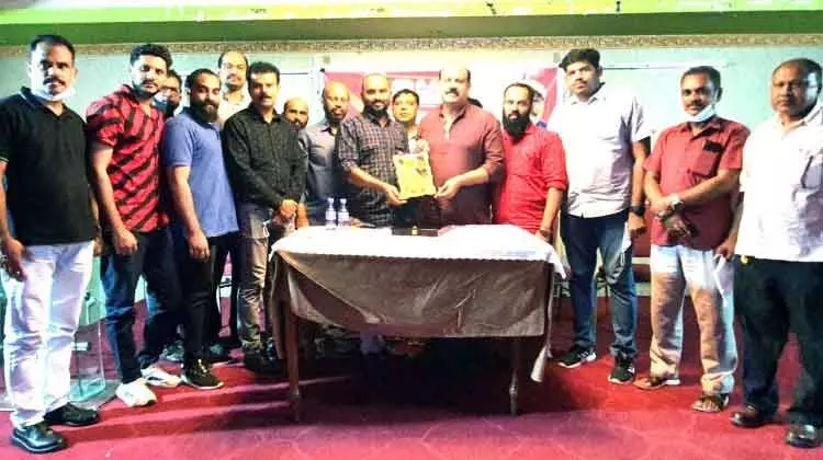 അ​നി​ൽ​കു​മാ​ർ ക​രു​മാ​ട്ടി​ന് കേ​ളി യാ​ത്ര​യ​യ​പ്പ് ന​ൽ​കി