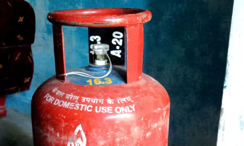 സി​ലി​ണ്ട​റു​ക​ളി​ൽ വെ​ള്ളം: ക്രൈം​ബ്രാ​ഞ്ച് അ​ന്വേ​ഷ​ണ​ത്തി​ന് പ​രാ​തി​ക്കാ​ര​ൻ ഹൈ​കോ​ട​തി​യി​ലേ​ക്ക്