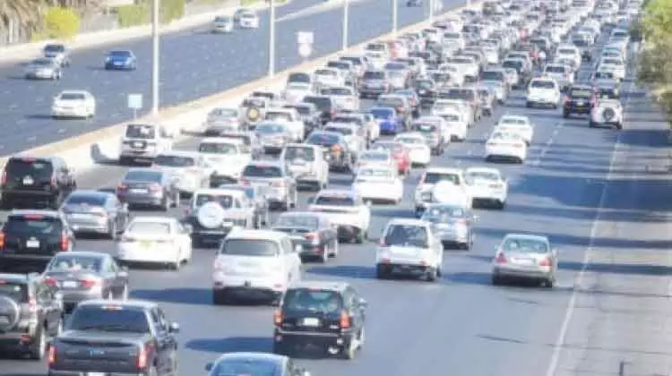 സ​ർ​ക്കാ​ർ ഒാ​ഫി​സ്​ പ്ര​വ​ർ​ത്ത​നം പൂ​ർ​ണ​തോ​തി​ൽ: റോ​ഡി​ൽ തി​ര​ക്കേ​റി