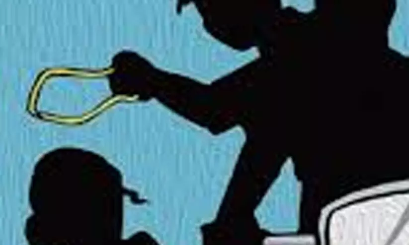 തൊടുപുഴയിൽ രണ്ടിടത്ത് സ്ത്രീകളുടെ മാല കവര്ന്നു തൊടുപുഴയിൽ രണ്ടിടത്ത് സ്ത്രീകളുടെ മാല കവര്ന്നു