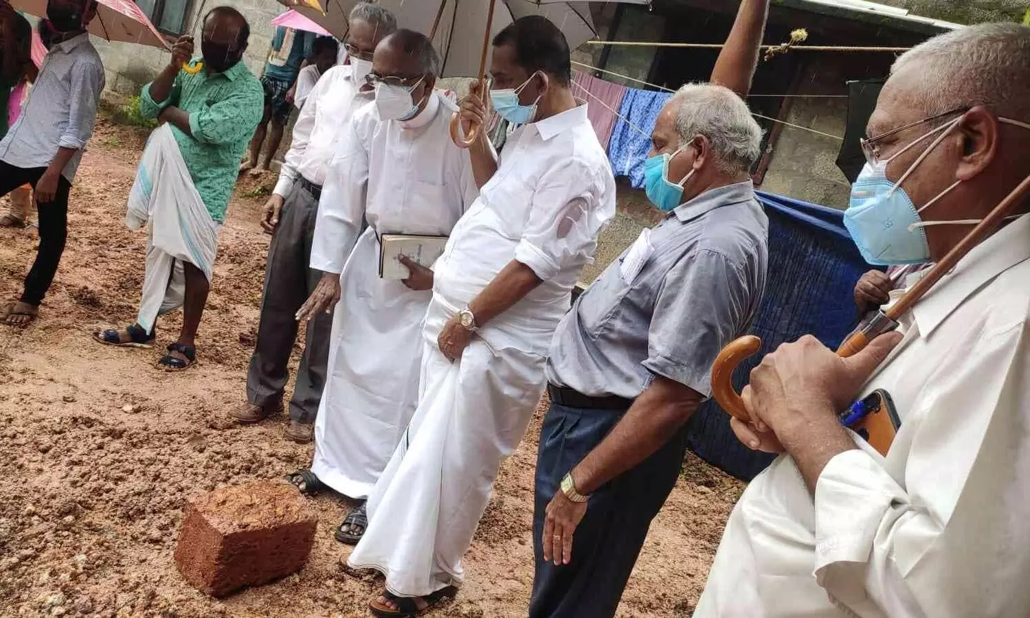 അമ്മയെ നഷ്ടമായ വരുണിനും വസുദേവിനും വെളിച്ചം പകരാൻ വീടൊരുങ്ങുന്നു അമ്മയെ നഷ്ടമായ വരുണിനും വസുദേവിനും വെളിച്ചം പകരാൻ വീടൊരുങ്ങുന്നു