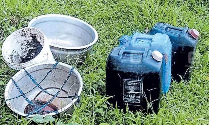 ഓണം ലക്ഷ്യമിട്ട് വാറ്റ് ചാരായ കേന്ദ്രങ്ങൾ വർധിക്കുന്നു ഓണം ലക്ഷ്യമിട്ട് വാറ്റ് ചാരായ കേന്ദ്രങ്ങൾ വർധിക്കുന്നു